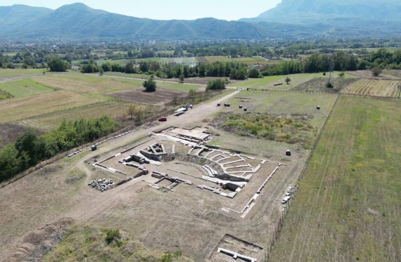 View of the Interamna Lirenas excavation from above and from the North. Photograph taken in September 2023. The remains of the theatre can be seen in the centre, with the remains of the basilica behind it. (photo credit: Alessandro Launaro)