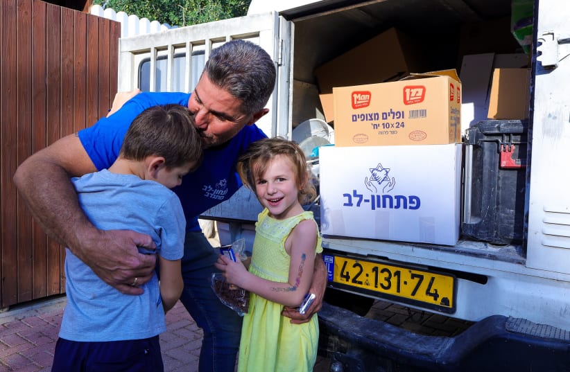  Pitchon-Lev distributes food parcels and equipment to the Gaza border communities.  (photo credit: YOSSI ALTERMAN)