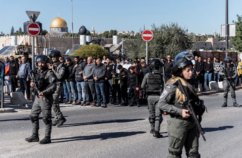  Israeli Border Police officers walk while Muslim Palestinians hold Friday prayers in Jerusalem, as the conflict between Israel and the Palestinian terrorist group Hamas continues. December 15, 2023. (photo credit: Latifeh Abdellatif/Reuters)