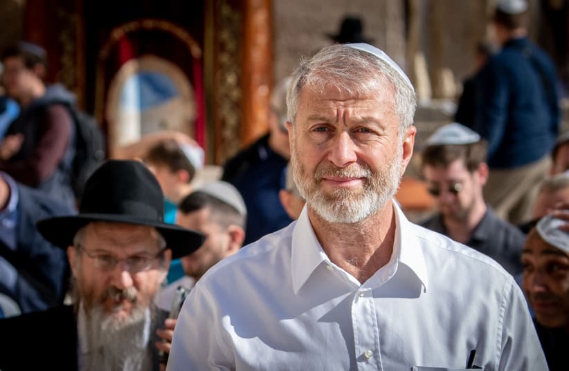  Russian oligarch and politician Roman Abramovich arrives at the Western Wall for his son’s Bar Mitzvah, in the Old City of Jerusalem on December 20, 2022.  (photo credit: Arie Leib Abrams/Flash90)