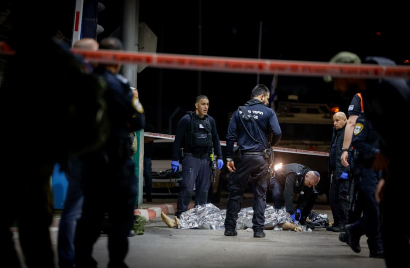  Police and security personnel at the scene of a stabbing attack at a checkpoint, near Jerusalem, December 28, 2023 (photo credit: Chaim Goldberg/Flash90)