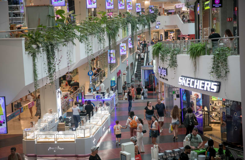  Israelis shop at the Dizengoff Center shopping mall in Tel Aviv, August 09, 2023. (photo credit: MIRIAM ALSTER/FLASH90)
