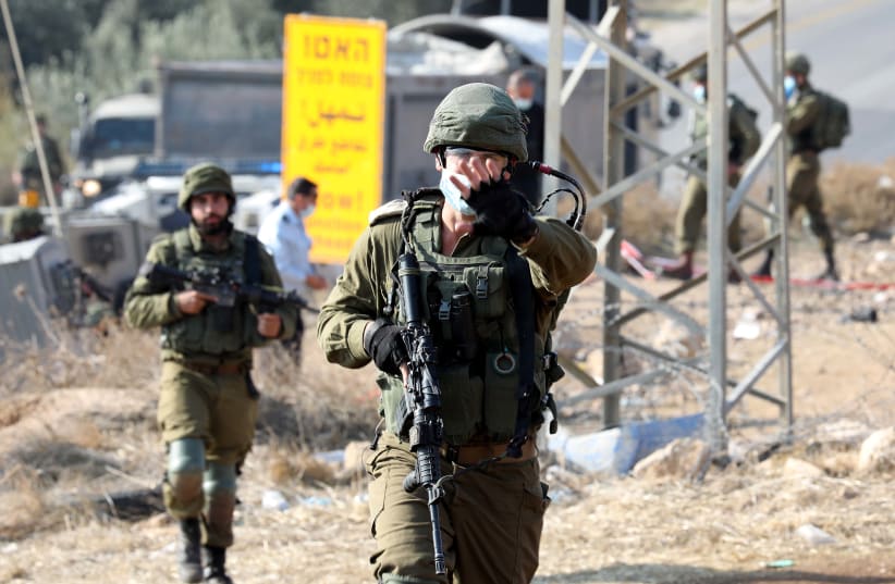  Israeli security forces at the scene of an attempt stabbing attack near Fawwar, south of Hebron, in the West Bank, November 8, 2020 (photo credit: WISAM HASHLAMOUN/FLASH90)
