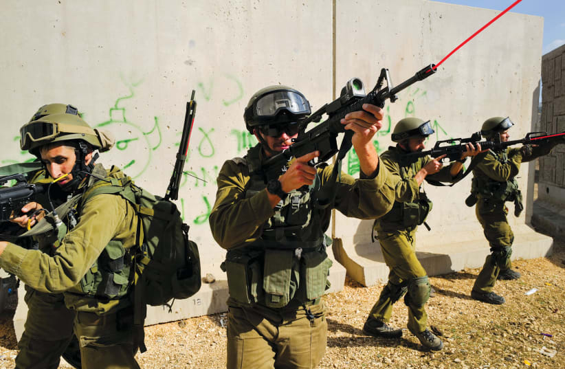  A DIFFERENT classroom: IDF reserve paratroopers during a Golan Heights military training, Oct. 24. (photo credit: MICHAEL GILADI/FLASH90)