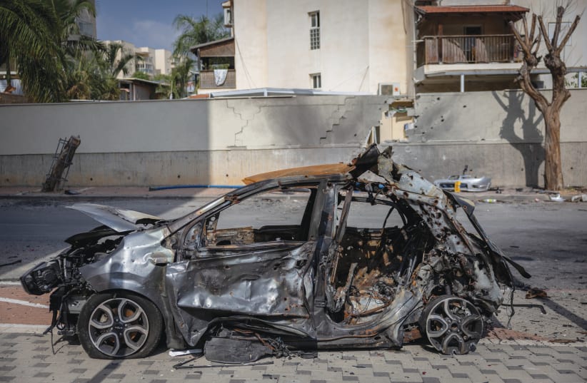  A destroyed car is seen in Sderot, an Israeli city near the Gaza border, on October 24, 2023. (photo credit: YONATAN SINDEL/FLASH90)