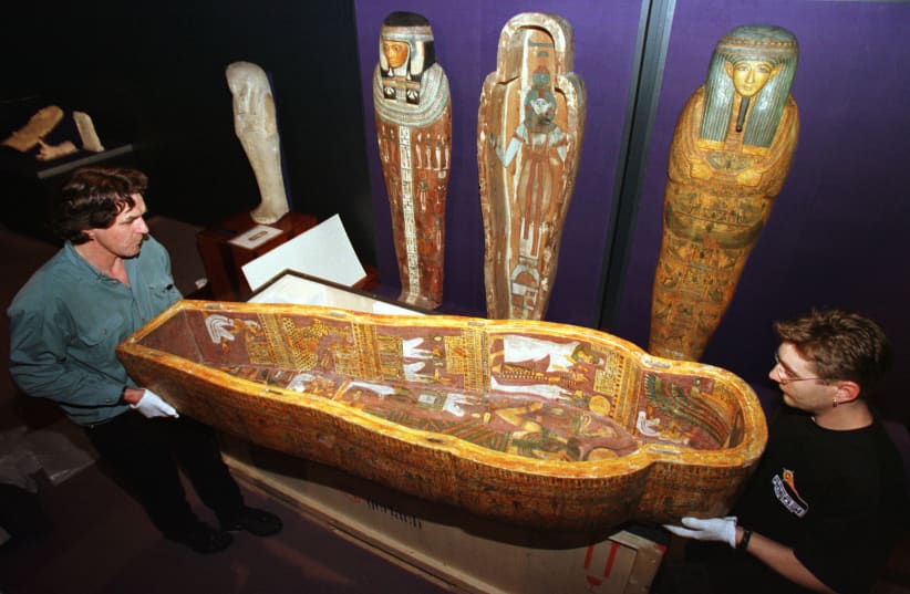 Conservators at the Australian Museum carry an ancient Egyptian coffin to its display area in Sydney on July 1, 1998. (photo credit: REUTERS)