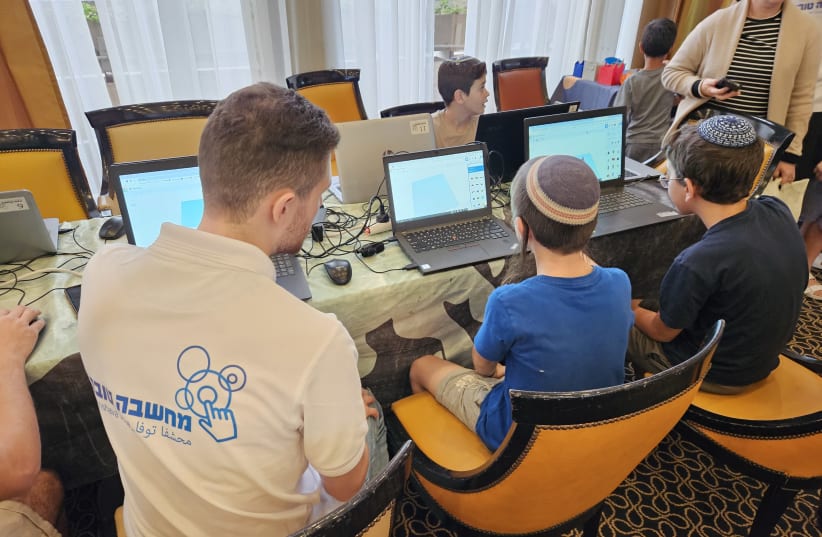  ‘MACHSHAVA TOVA’ mobile computer lab, donated by the Jerusalem Foundation, travels to hotels where evacuees are staying and provides entertaining technological activities (photo credit: JERUSALEM FOUNDATION)