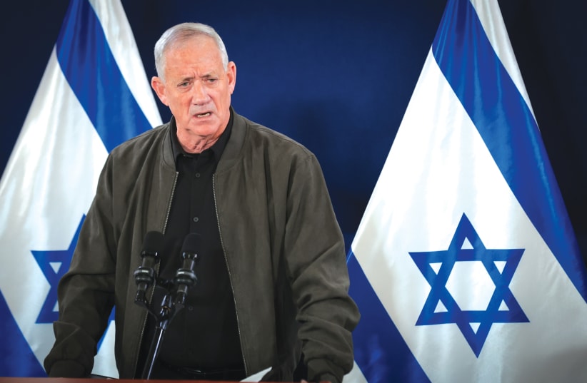 Министр Бенни Ганц выступает на пресс-конференции в министерстве обороны в Тель-Авиве на этой неделе.  (фото: НОАМ РЕВКИН ФЕНТОН/FLASH90)