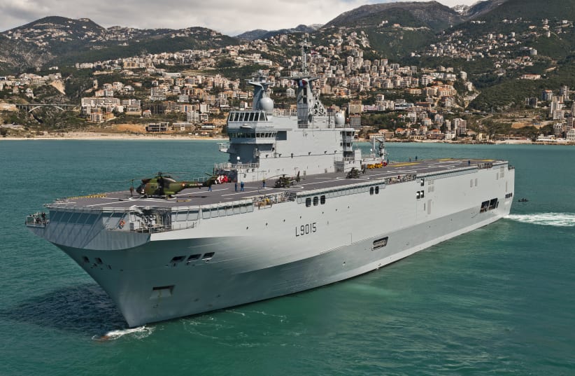 The Landing Helicopter Dock Dixmude (L9015) in Jounieh bay, Lebanon (photo credit:  Simon Ghesquiere/Marine Nationale | https://creativecommons.org/licenses/by-sa/3.0/)