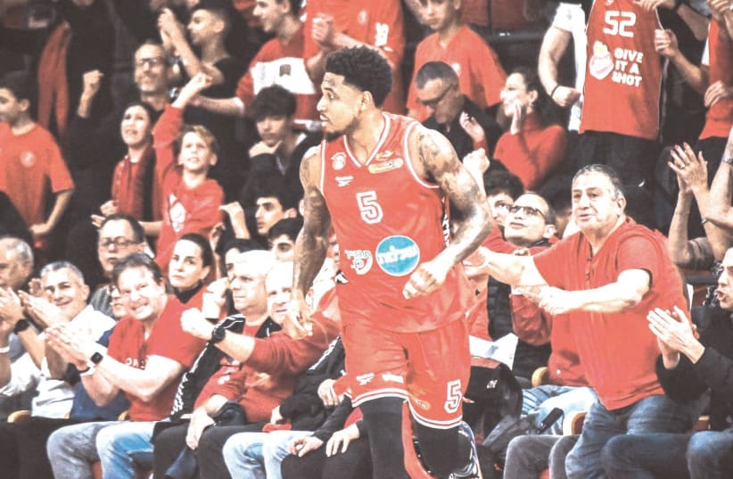  XAVIER MUNFORD caught fire in the fourth quarter for Hapoel Tel Aviv to propel the Reds past Maccabi Tel Aviv in a tight derby on Saturday night at Drive-In Arena. (photo credit: YEHUDA HALICKMAN)