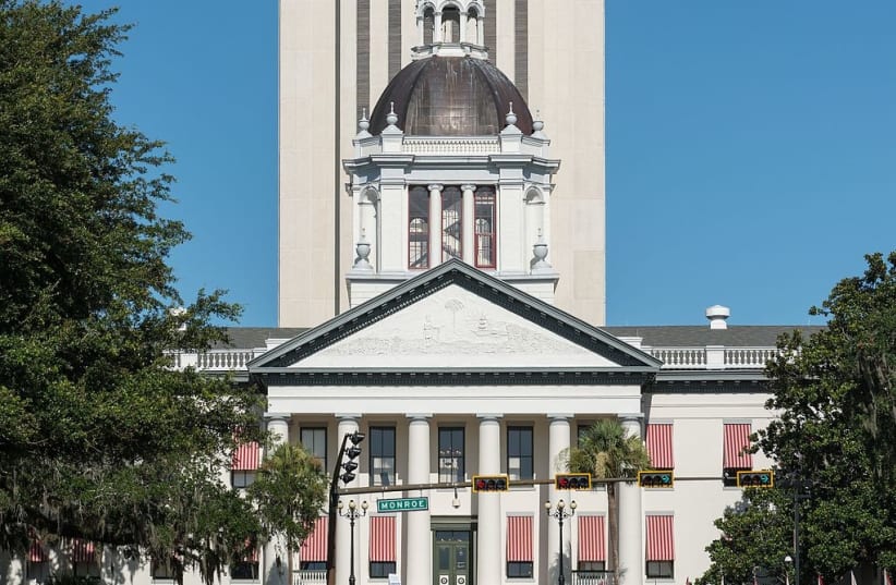 An east view of both the historic and the current Florida State Capitols, Tallahassee (photo credit: DXR - Own work, CC BY-SA 4.0, https://commons.wikimedia.org/w/index.php?curid=50283634)