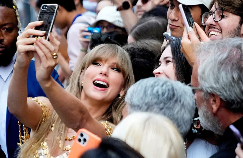  Singer Taylor Swift poses for a selfie with fans as she arrives to speak at the Toronto International Film Festival (TIFF) in Toronto, Ontario, Canada September 9, 2022. (photo credit: REUTERS/MARK BLINCH)