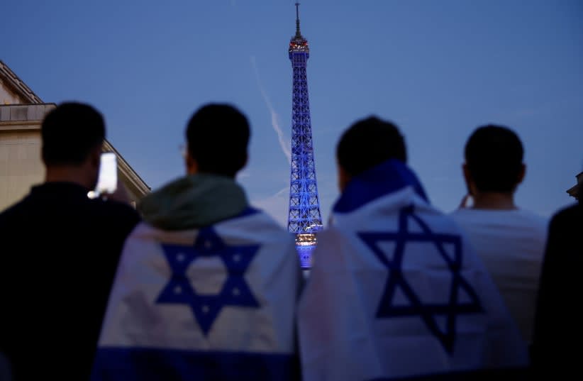  Simpatizantes de Israel se reúnen durante una protesta, tras el mayor ataque de Hamás contra Israel en años, en París, Francia, 9 de octubre de 2023 (photo credit: REUTERS/BENOIT TESSIER)