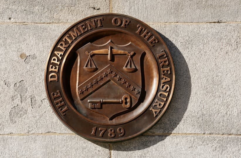  Un sello de bronce para el Departamento del Tesoro se muestra en el edificio del Tesoro de EE.UU. en Washington, EE.UU., 20 de enero de 2023. (photo credit: REUTERS/KEVIN LAMARQUE/FILE PHOTO)