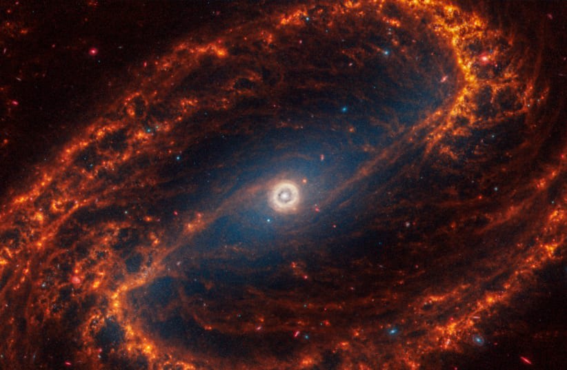  La galaxia espiral NGC 1300, situada a 69 millones de años luz de la Tierra, en una imagen sin fechar del telescopio espacial James Webb. (photo credit: VIA REUTERS)