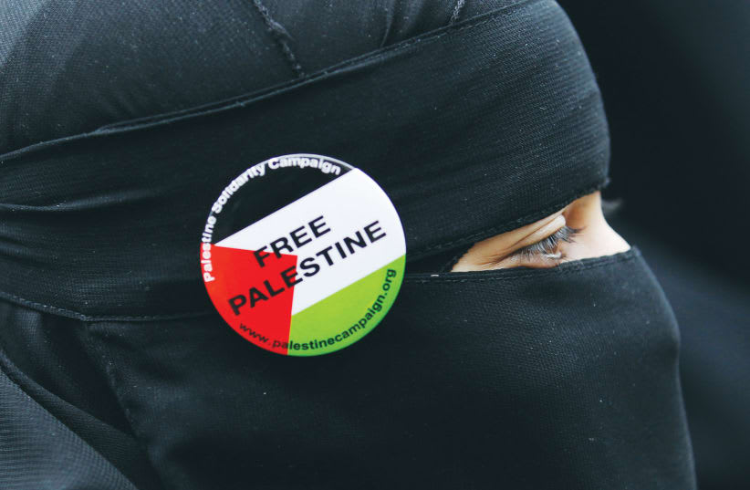  Un manifestante lleva una insignia de "Free Palestine" (Palestina libre) durante una marcha a la embajada de Israel en Londres, en 2010. Desde hace más de dos décadas, quienes estudian el antisemitismo tienen claro que su forma actual más prevalente es el antisionismo, afirma el escritor. (photo credit: Luke MacGregor/Reuters)