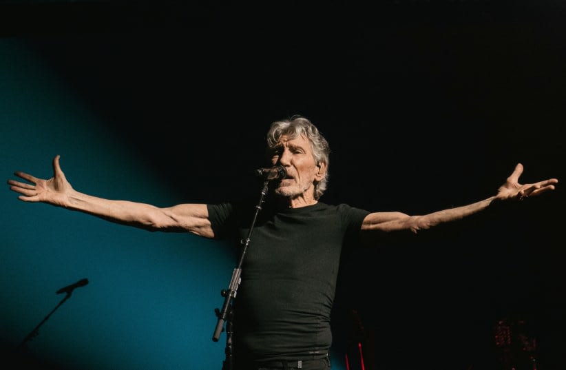  El ex músico de la banda de rock "Pink Floyd" Roger Waters actúa en el escenario durante su gira, en el Tacoma Dome en Tacoma, Washington, Estados Unidos, el 18 de septiembre de 2022. (photo credit: REUTERS/AMR ALFIKY)