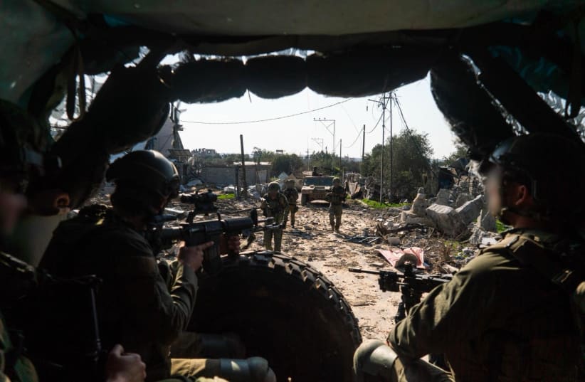 IDF soldiers operate in central Gaza. (photo credit: IDF SPOKESPERSON'S UNIT)