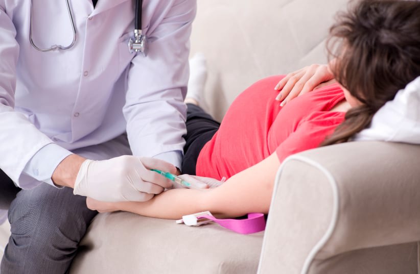  Una mujer embarazada se vacuna (ilustrativo). (photo credit: INGIMAGE)
