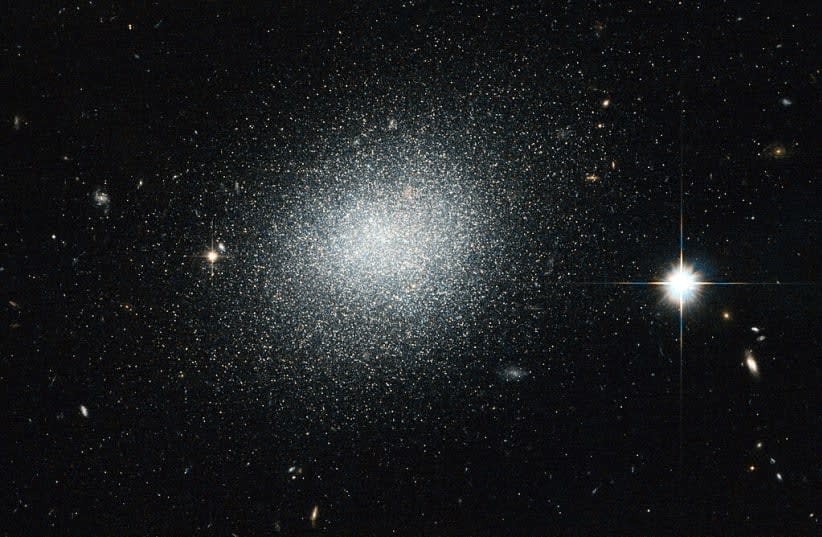  Una imagen ilustrativa de una galaxia pequeña en el espacio. (photo credit: Wikimedia Commons)