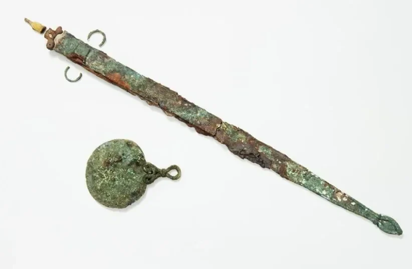  La espada y el espejo de la Edad de Hierro hallados en un enterramiento de 2.000 años de antigüedad en la isla de Bryher, en las islas Scilly. (photo credit: HISTORIC ENGLAND)