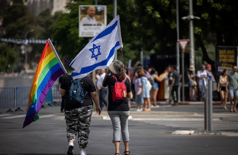  Miles de personas participan en el Desfile del Orgullo Gay anual en Jerusalén, el 1 de junio de 2023. (photo credit: YONATAN SINDEL/FLASH 90)
