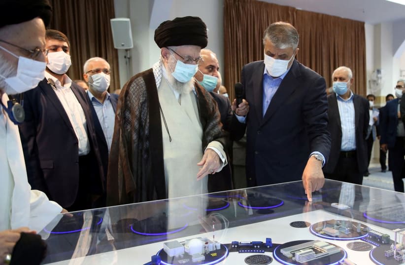  El líder supremo de Irán, el ayatolá Ali Jamenei, observa una maqueta de una instalación nuclear, en Teherán, Irán, 11 de junio de 2023. (photo credit: Office of the Iranian Supreme Leader/WANA (West Asia News Agency) via REUTERS)