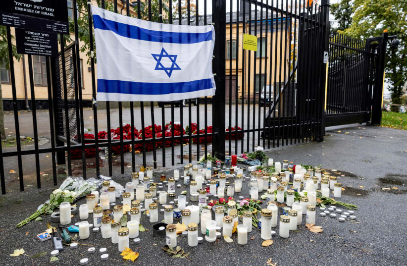  Flores y velas ante la embajada israelí en Estocolmo, Suecia, el 11 de octubre de 2023. (photo credit: VIA REUTERS)