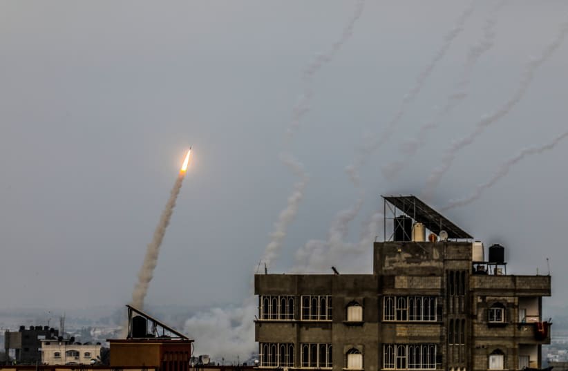  Estelas de humo durante el lanzamiento de cohetes desde Gaza hacia Israel, en el sur de la Franja de Gaza, el 12 de mayo de 2023. (photo credit: ABED RAHIM KHATIB/FLASH90)