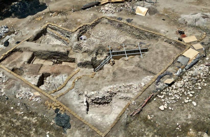  Vista aérea que muestra la plaza cubierta de piedra que se excavará en el futuro para acceder al pasadizo con la bóveda de ménsulas, Tel Shimron. (photo credit: EYECON)