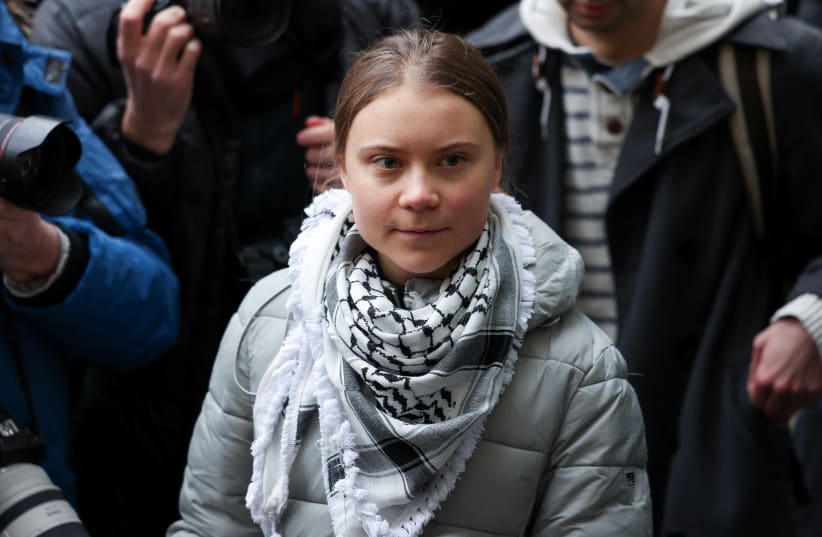  La activista climática Greta Thunberg observa fuera del Tribunal de Magistrados de Westminster en Londres, Reino Unido, el 2 de febrero de 2024. (photo credit: REUTERS/Isabel Infantes)