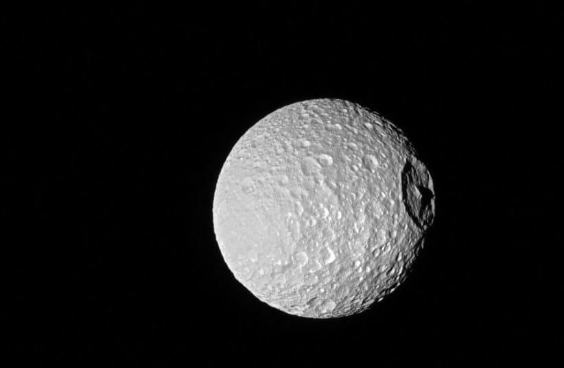 La luna Mimas de Saturno se ve en esta imagen de la nave espacial Cassini de la NASA. (photo credit: REUTERS)