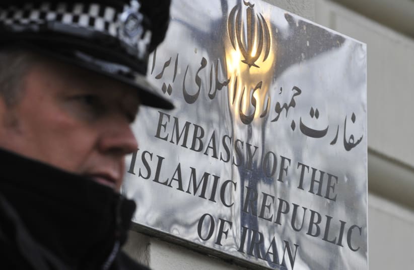  Un agente de policía de guardia frente a la embajada iraní en Kensington, en el centro de Londres, el 2 de diciembre de 2011. (photo credit: TOBY MELVILLE/REUTERS)