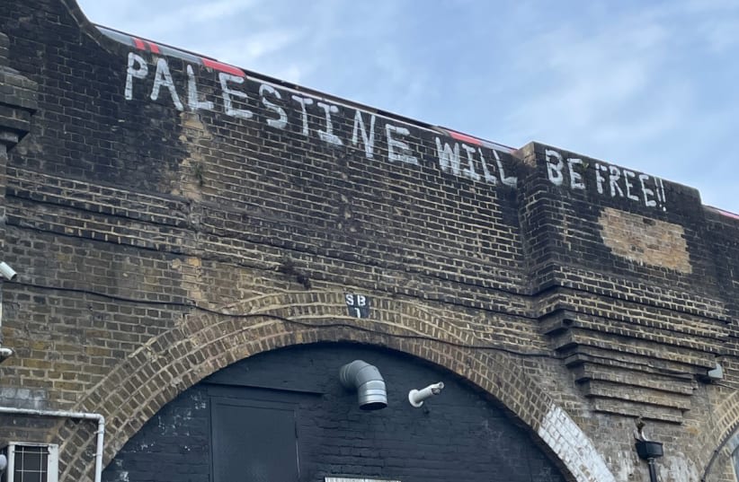  'Graffiti pro-Palestina en Golders Green, 9 de octubre.' (photo credit: COURTESY OF CST)