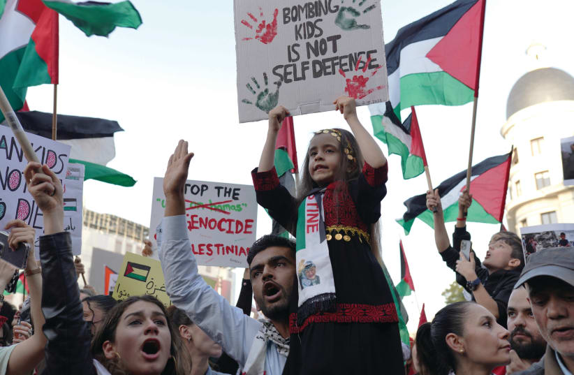  Manifestantes cantan "Palestina libre" en una marcha a favor de Palestina. (photo credit: Andrea Campeanu/Reuters)