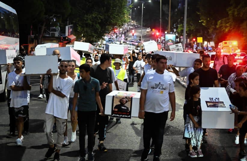 Miembros de la comunidad árabe marchan mientras protestan contra la violencia en su comunidad, en la ciudad de Haifa, al norte de Israel. 31 de agosto de 2023 (photo credit: FLASH90)