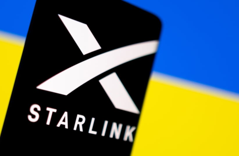  En esta ilustración tomada el 27 de febrero de 2022 se ve el logotipo de Starlink en un smartphone delante de una bandera ucraniana. (photo credit: REUTERS/DADO RUVIC/ILLUSTRATION/FILE PHOTO)