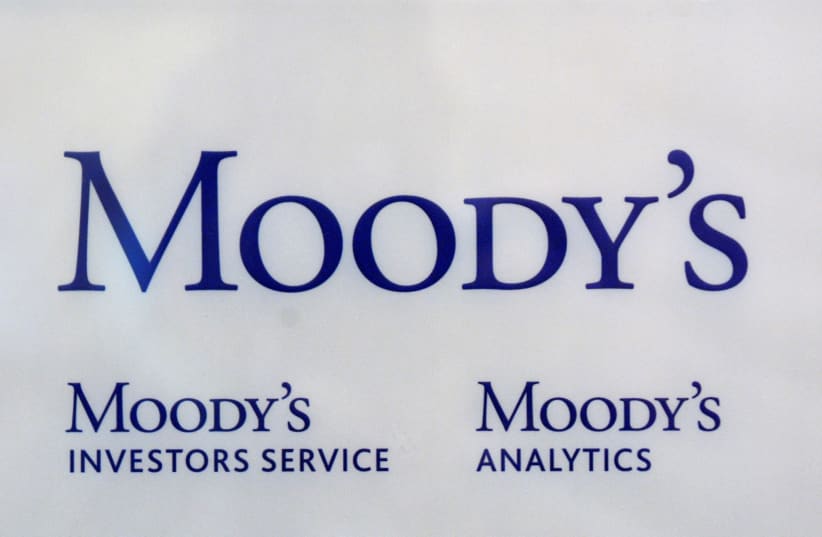 Logotipo de la agencia de calificación crediticia Moody's Investor Services en el exterior de sus oficinas en París. (photo credit: REUTERS/PHILIPPE WOJAZER)