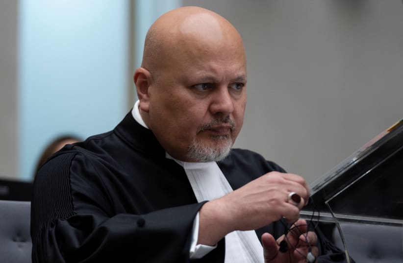  El fiscal Karim Khan se prepara para el juicio de Mahamat Said Abdel Kani en la Corte Penal Internacional de La Haya, Países Bajos, lunes 26 de septiembre de 2022. (photo credit: PETER DEJONG/REUTERS)