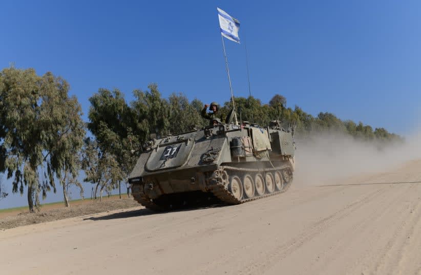  Fuerzas blindadas de las FDI en una zona de concentración en el sur de Israel, cerca de la frontera con Gaza. 01 de enero de 2024. (photo credit: TOMER NEUBERG/FLASH90)