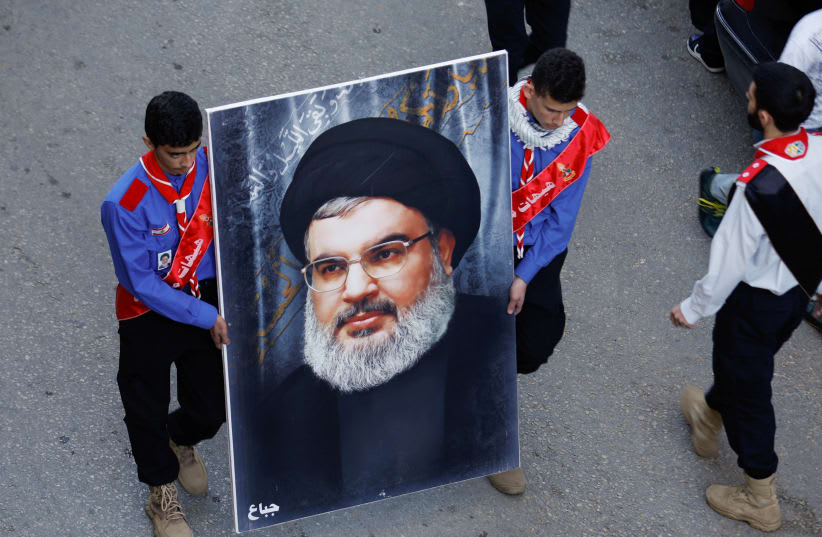  Varios hombres portan un retrato del líder de Hezbolá en Líbano, Sayyed Hassan Nasrallah, durante el funeral de Abbas Raad, alto cargo de Hezbolá e hijo del diputado Mohammad Raad, 23 de noviembre de 2023. (photo credit: REUTERS/ALAA AL-MARJANI)