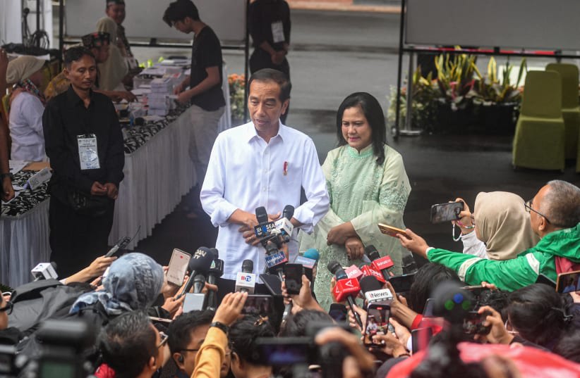  El presidente Joko Widodo y la primera dama Iriana hablan con los medios tras depositar su voto en un colegio electoral durante las elecciones generales en Yakarta, Indonesia, el 14 de febrero de 2024. (photo credit: ANTARA FOTO/MUHAMMAD ADIMAJA/VIA REUTERS)