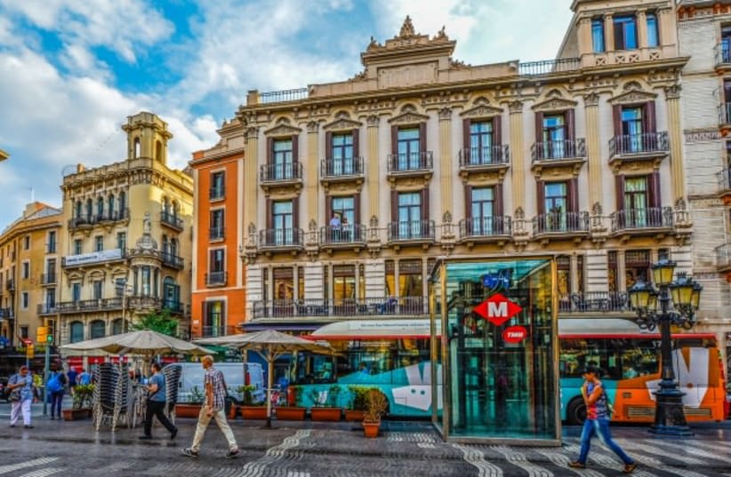  Vista de una colorida calle de Barcelona. (photo credit: PUBLICDOMAINPICTURES.NET)