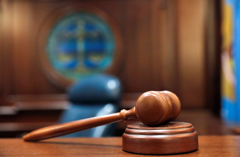  Un mazo y un bloque aparecen en el banco del juez en esta imagen ilustrativa tomada en el Tribunal de Cancillería del condado de Sussex en Georgetown, Delaware, Estados Unidos, el 9 de junio de 2021. (photo credit: Andrew Kelly/Reuters)