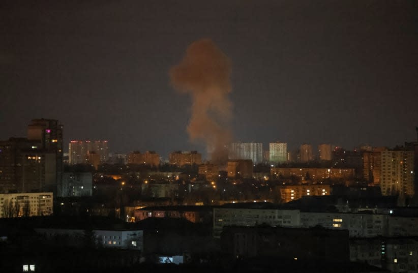  El humo se eleva en el cielo sobre la ciudad después de un ataque de un avión no tripulado ruso, en medio del ataque de Rusia contra Ucrania, en Kiev, Ucrania 25 de noviembre 2023. (photo credit: REUTERS/GLEB GARANICH)
