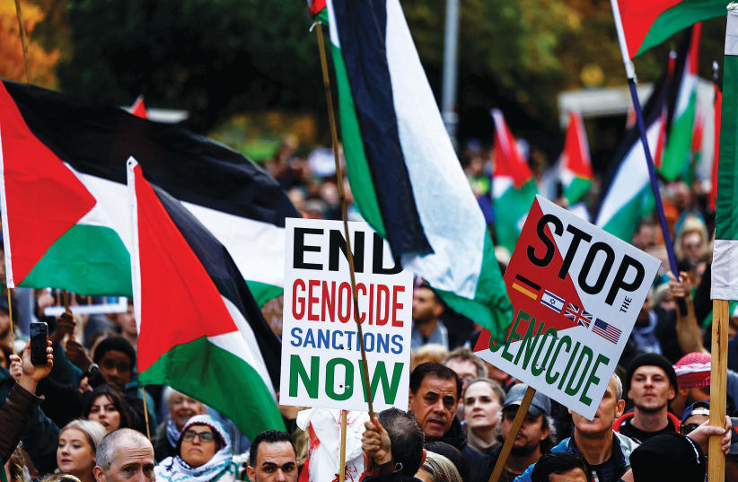 ПРОТЕСТЫ ПРИНИМАЮТ митинг солидарности в Дублине, Ирландия, в поддержку палестинцев в Газе в конце прошлого года. (фото: Клода Килкойн/Reuters)