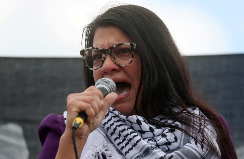  La representante Rashida Tlaib (MI-12) se dirige a los asistentes mientras participa en una protesta que exige un alto el fuego en Gaza fuera del Capitolio de los Estados Unidos (photo credit: LEAH MILLIS/REUTERS)