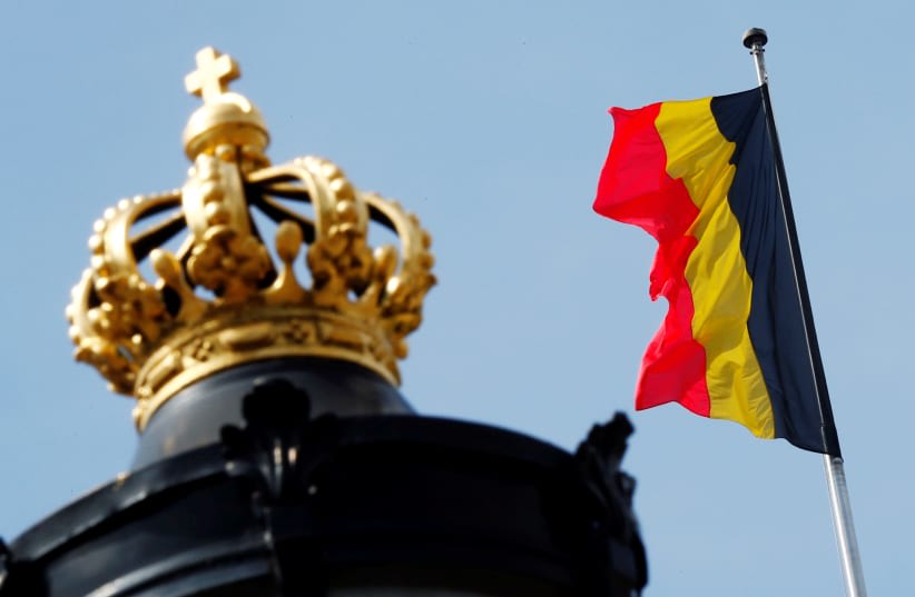  Una bandera nacional belga ondea sobre el Palacio Real (photo credit: FRANCOIS LENOIR / REUTERS)