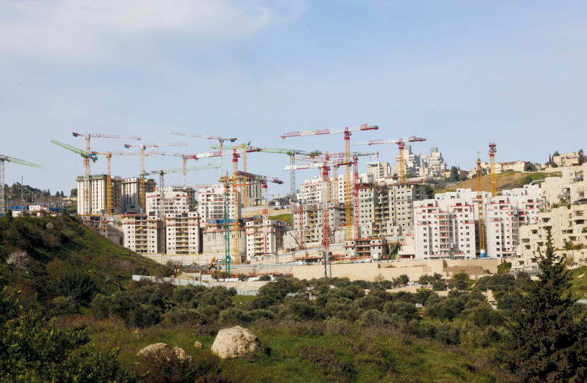  Aunque el horizonte está actualmente salpicado de grúas, Arnona Hills, que estará terminado en 2026, será el nuevo proyecto residencial de primera categoría de Jerusalén. (photo credit: MARC ISRAEL SELLEM)