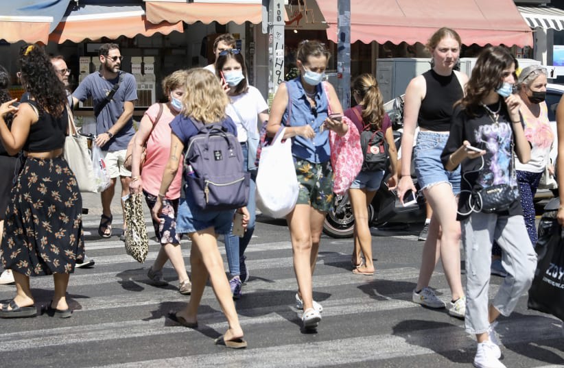  Israelíes caminan por las calles de Tel Aviv, el 6 de julio de 2021. (photo credit: MARC ISRAEL SELLEM)